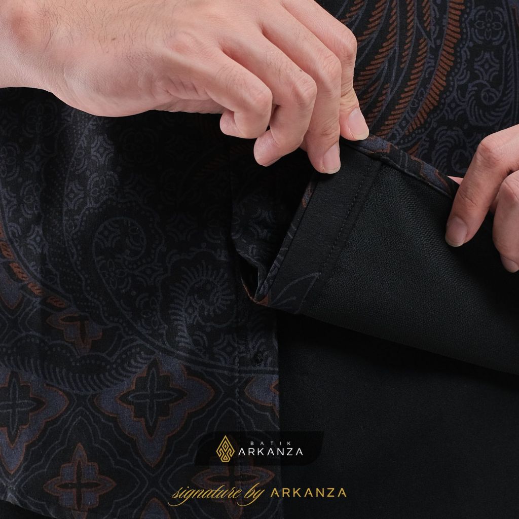 Arkanza Signature Motif Wiranata Kemeja Batik Pria Lengan Panjang Eksklusif Curved Hem Jahitan Presisi Hidden & Emboss Button Lapisan Tricot Breathable