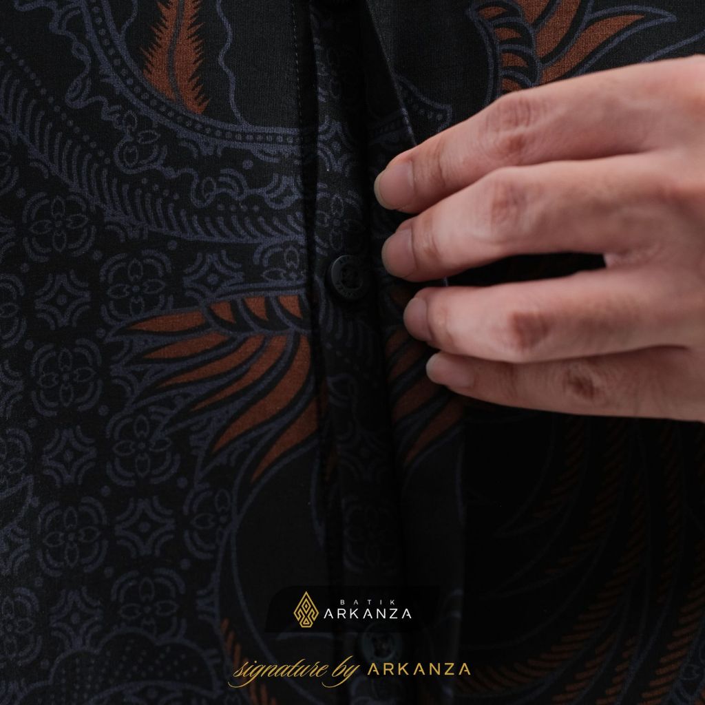 Arkanza Signature Motif Wiranata Kemeja Batik Pria Lengan Panjang Eksklusif Curved Hem Jahitan Presisi Hidden & Emboss Button Lapisan Tricot Breathable