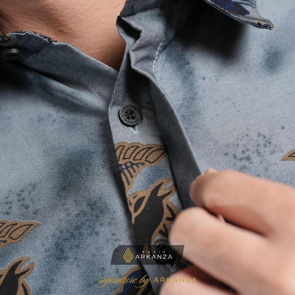 Arkanza Signature Motif Jayasatya Kemeja Batik Pria Lengan Panjang Eksklusif Curved Hem Jahitan Presisi Hidden & Emboss Button Lapisan Tricot Breathable
